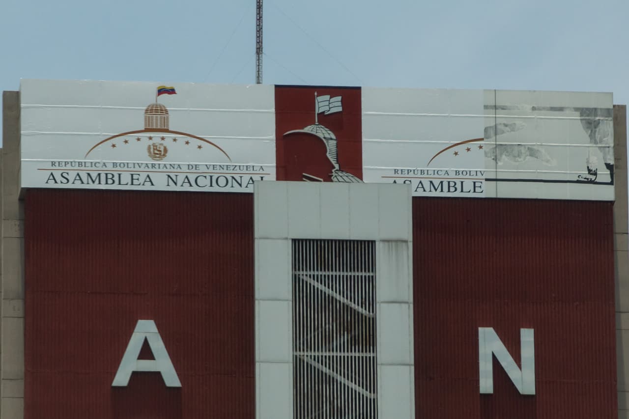 La Asamblea Nacional borró los ojos del ex presidente, como se puede ver en esta imagen (EFE/Miguel Gutiérrez).