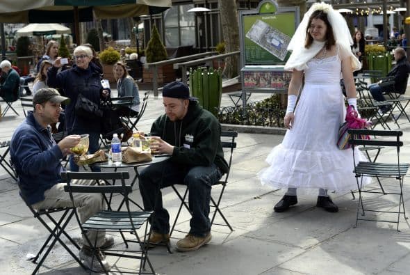 Las novias de marzo se inició en 1999 como un evento Cacophony Sociedad anual que tiene lugar el 15 de marzo, la intervención pretende ser una parodia de las bodas en la cultura occidental. El evento forma parte de un teatro de la calle con hombres y mujeres vestidos con trajes de novias, que salen a las calles de Nueva York y posan en diferentes puntos de la ciudad.