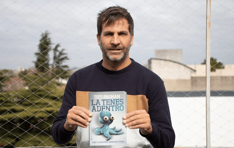 "La tenés adentro", le dijo a Juan Carlos ‘Toti’ Pasman, periodista argentino que lo criticó durante las eliminatorias de Sudáfrica 2010. Pasman escribió un libro que tituló así.