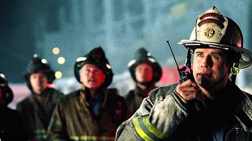En 'Ladder 49', la vida del bombero Jack Morrison (Joaquin Phoenix) pende de un hilo. Al intentar rescatar a un ciudadano atrapado, cae en un almacén en llamas que se desploma poco a poco. Mientras tanto, afuera Mike Kennedy (John Travolta), el Jefe de Bomberos, lucha por salvar a su amigo.