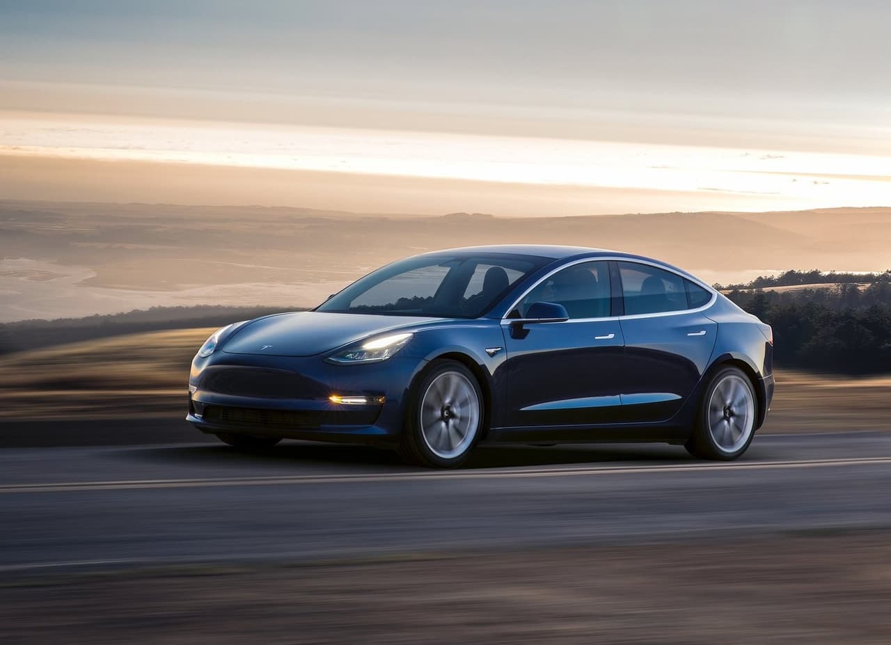 <h3 class="cms-H3-H3">4. Tesla Model 3</h3>
<br>
<br>Ensamblado en 
<b>Fremont, California</b>. 
<br>
<br>Este modelo de Tesla es sorprendentemente ágil y también ofrece un amplio rango de conducción totalmente eléctrico.
