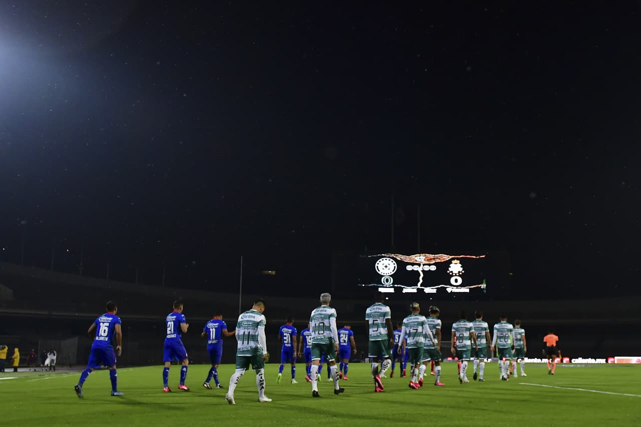 Tomaron un minuto de silencio por las víctimas de la pandemia.