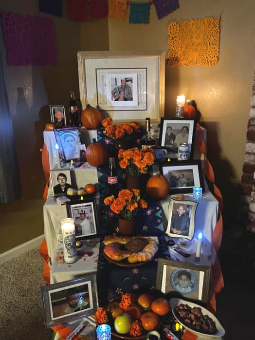 Alejandra Espejel nos compartió estas imágenes "honrando la vida de nuestros familiares que ya han cumplido su misión en este plano".