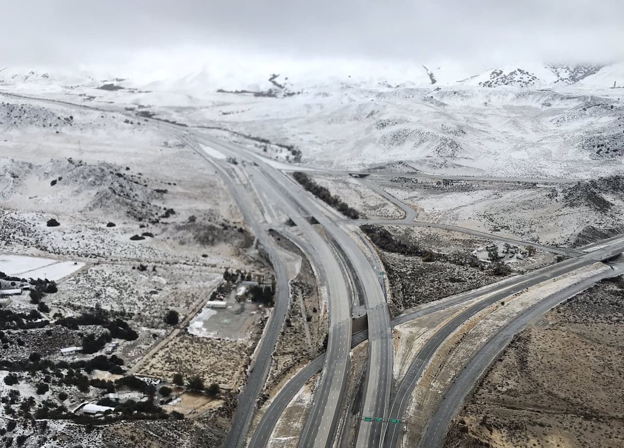 Tormenta invernal causa retrasos y cierre de vías en el sur de California