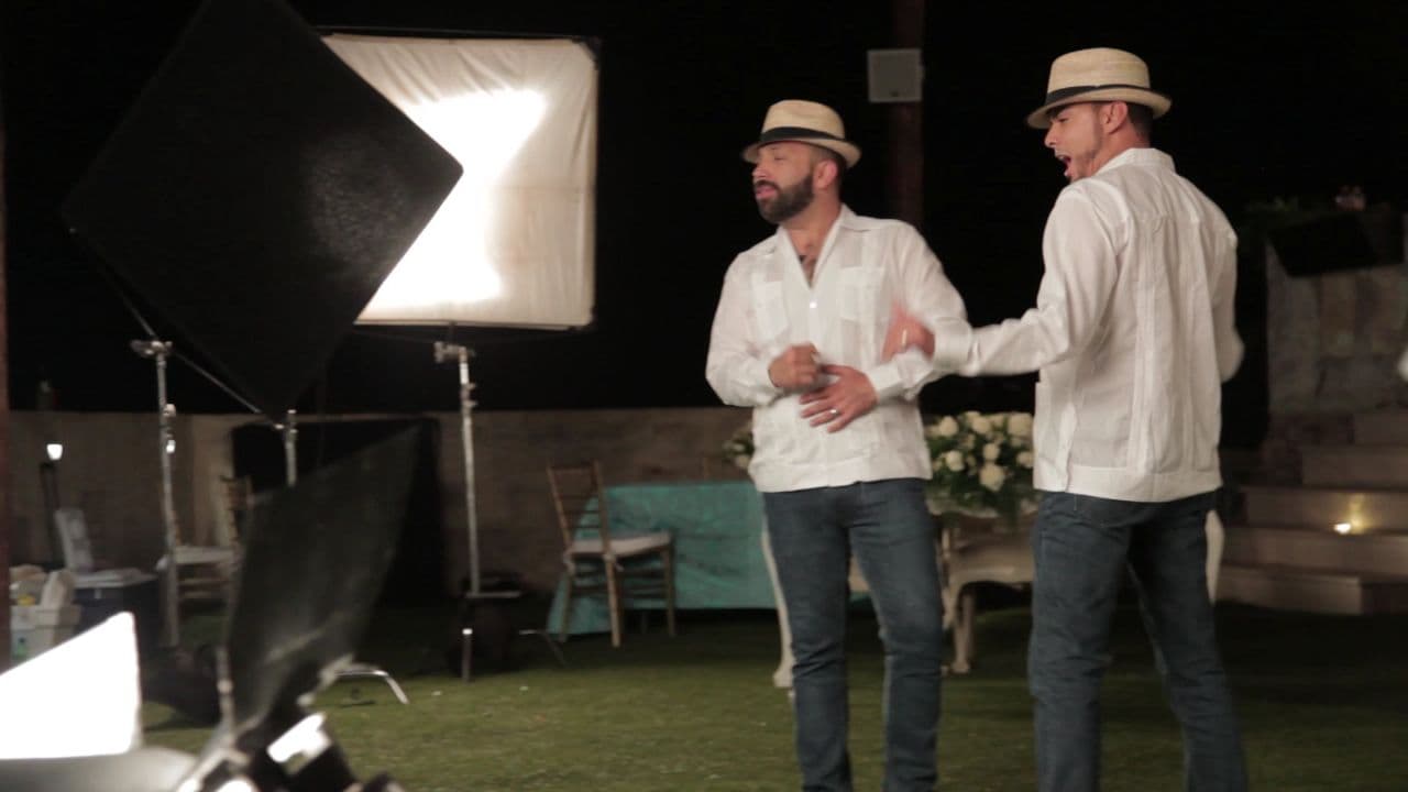 La banda dejó a un lado sus clásicos trajes y utilizaron guayaberas y sombreros, emulando a las bandas sinaloenses del pasado.