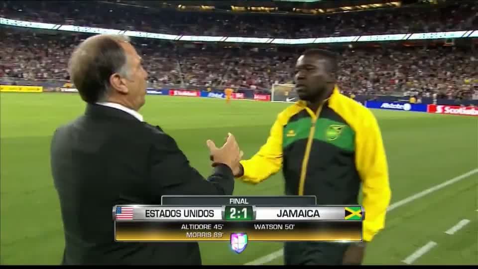 El árbitro da por termiandos los 90 minutos