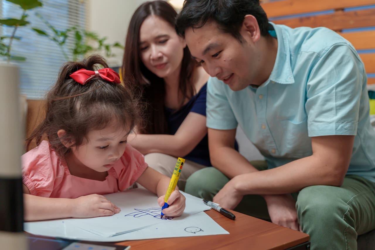 <b>Hagan tarjetas a mano. </b>Esto ayuda a tus hijos a descubrir la importancia del toque personal. De paso, mejoran su redacción y lenguaje. Sin duda una buena idea de diversión familiar, en casa, y gratis.