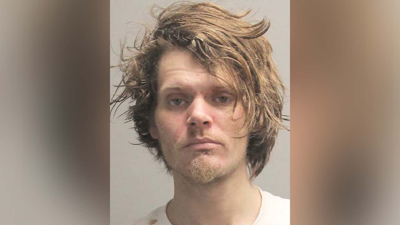 Mason Armistead Turrentine, está señalado de robar a una persona.