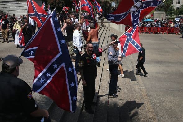 Esto se da tras más de medio siglo ondeando como símbolo del pasado, aún no completamente digerido, de segregación y esclavitud en el sur de Estados Unidos.