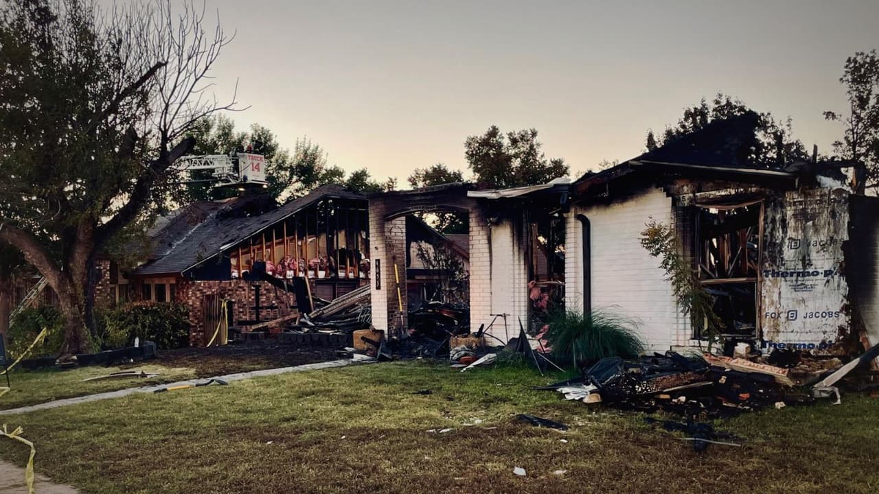 Un estruendo rompió la calma de la madrugada en The Colony. Eran las 12:50 a. m. del lunes cuando 
<b>los bomberos recibieron reportes de una explosión en Freeman Drive</b>. Al llegar, encontraron 
<b>una casa envuelta en llamas y otras dos viviendas vecinas ardiendo.</b> El fuego, según explicó The Colony Fire Department, se propagó con rapidez y 
<b>obligó a un operativo para evitar que el calor alcanzara más hogares. </b>Las llamas fueron contenidas tras varias horas de trabajo entre humo, agua y escombros.