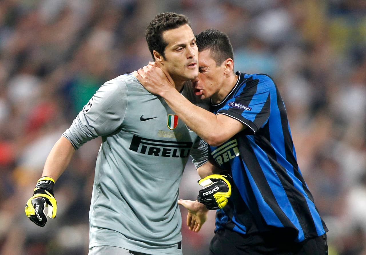 Julio César, Maicon y Lúcio, arquero y defensas brasileños, respectivamente. También contaba con Walter Samuel, el central argentino que brincó de Boca Juniors al viejo continente.