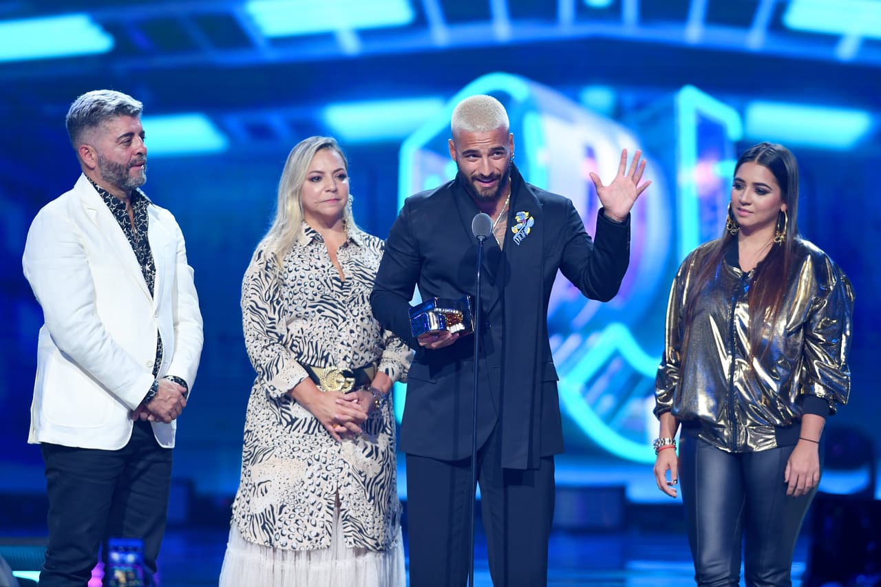 Los besos no son sólo entre parejas, la noche de Premios Juventud 2019 presenciamos cuando le fue entregada la presea por "Agente de Cambio" a Maluma.