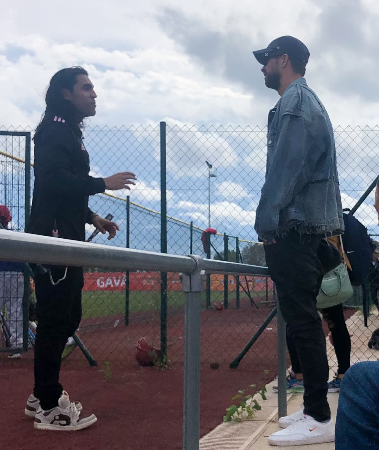 Por su parte, a Gerard Piqué se le vio un poco más alejado, detrás de la reja.
<br>