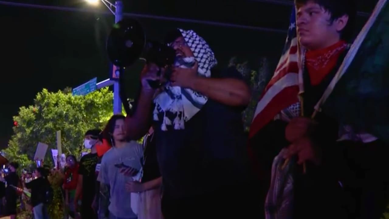 Con consignas a través de megáfonos, banderas de varios países y pancartas, personas se manifiestan en Dallas en contra de las políticas migratorias de Trump.