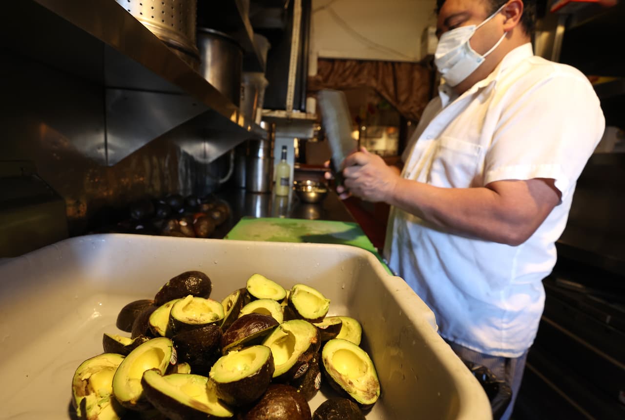 Sin embargo, se ha convertido en un aperitivo muy costoso pues el precio del aguacate ha reportado un incremento debido en parte, a problemas con la cadena de suministro.