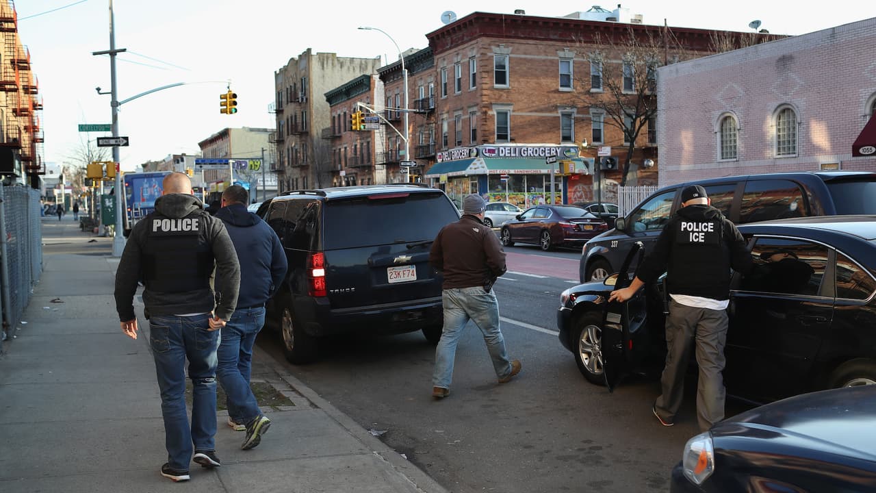 Frente a los operativos de ICE, organizaciones de Chicago piden que inmigrantes conozcan sus derechos