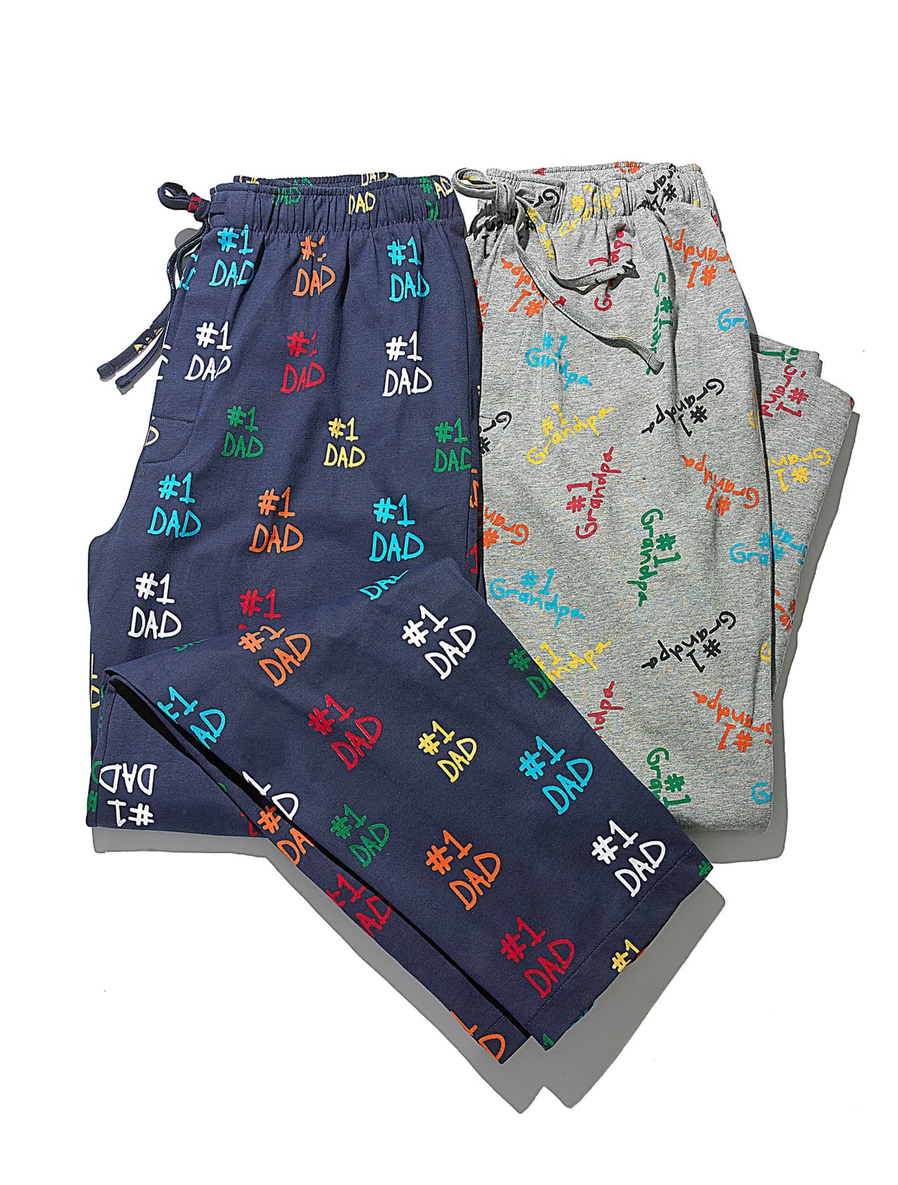 ¡Tu papá no perderá el estilo ni siquiera a la hora de dormir! Además le dejarás claro lo mucho que lo quieres con el estampado de estos pantalones para dormir.