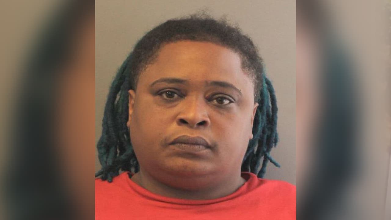 Sale libre bajo fianza la empleada de Walmart acusada de robarse $20,000 de una caja registradora en Houston