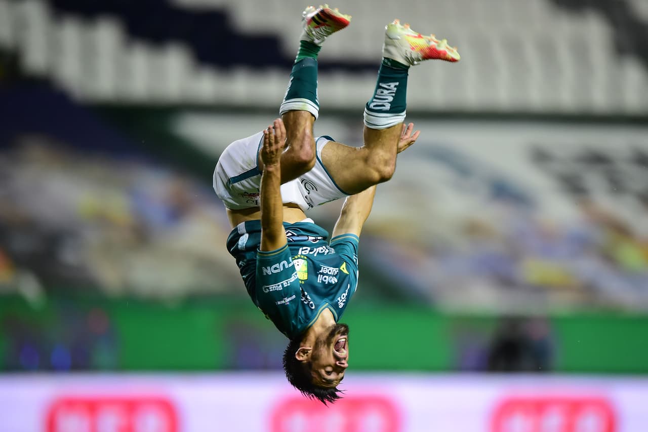 ¡De cabeza! Así celebra Navarro.