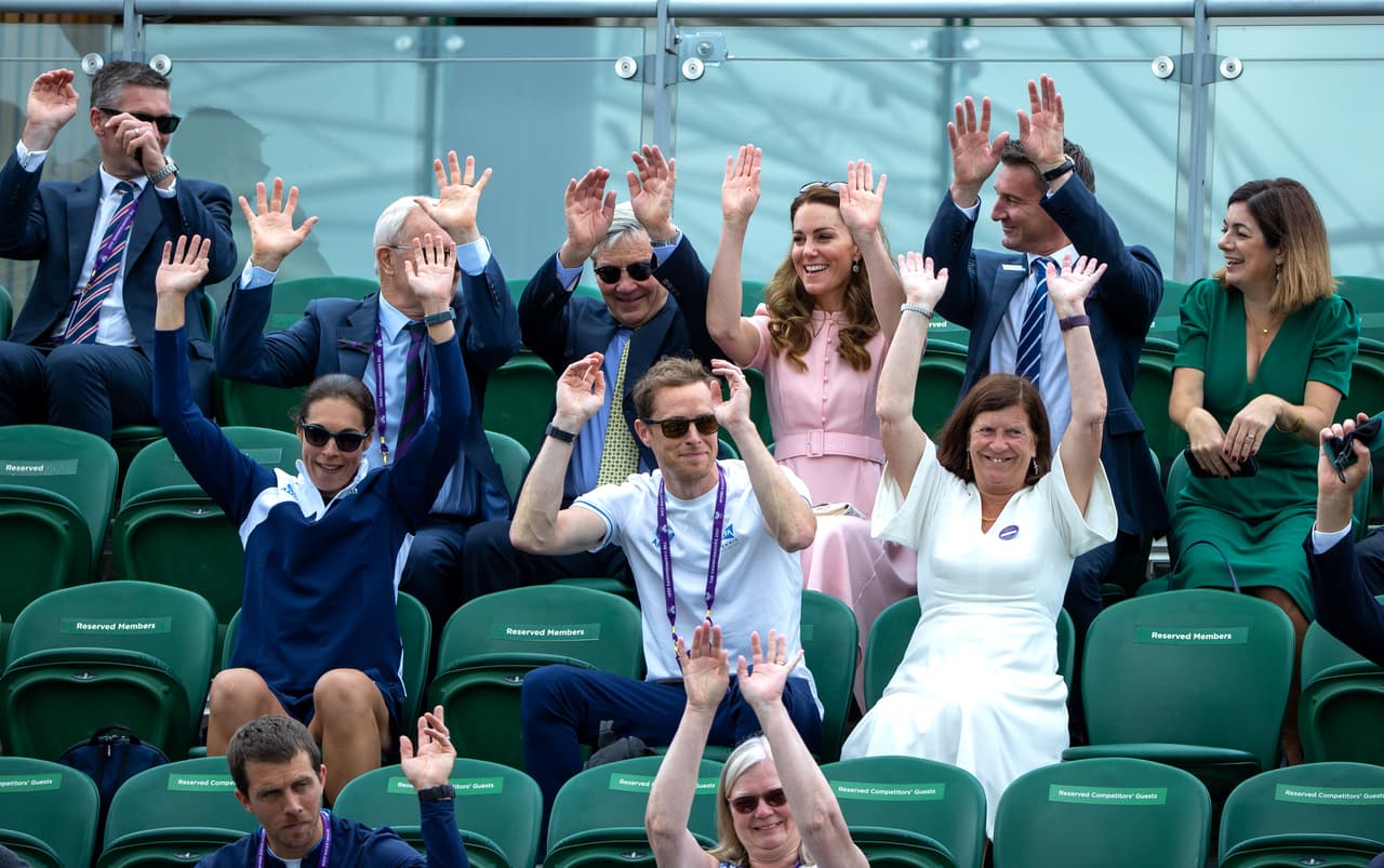 Esta muestra de júbilo entre los aficionados al deporte se suscitó por primera vez en el Estadio Olímpico Universitario de la Ciudad de México durante la Copa Mundial de futbol de 1986.
<br>