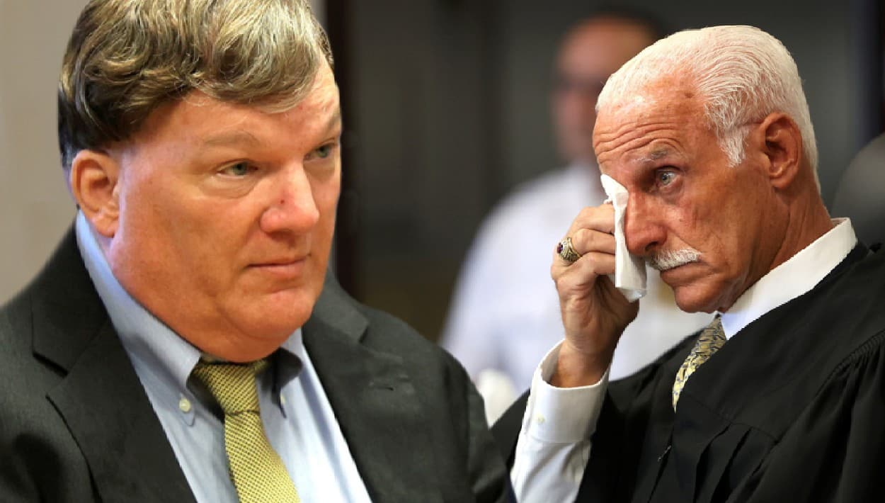 <b><a href="https://www.univision.com/local/nueva-york-wxtv/rex-heuermann-asesino-en-serie-gilgo-beach-recibe-cadena-perpetua" target="_blank">Rex Heuermann, asesino en serie de Gilgo Beach</a></b>, no se disculpó con nadie el miércoles, 17 de junio, cuando
<b> el juez Timothy P. Mazzei lo condenó</b>, en el tribunal del
<b>Condado de Suffolk, en Long Island,</b> por los ocho
<b>asesinatos que confesó</b>.
<br>El condenado, que trabajaba como arquitecto en Manhattan hasta que fue arrestado en 2023, se limitó a establecer que es responsable de los hechos.