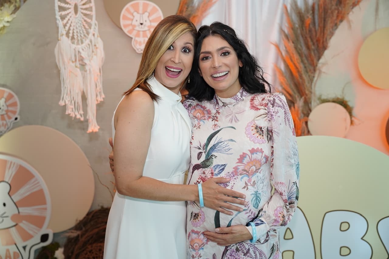 Los invitados al baby shower no dejaron de posar con la futura mami y tocar su pancita que día a día crece más.