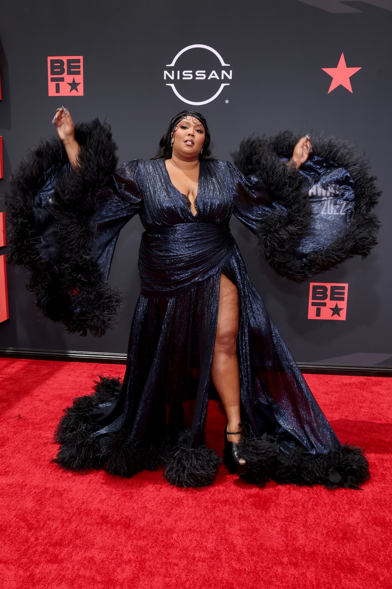 Y la alfombra roja de los BET Awards 2022, “la noche más grande de la cultura”, según destaca su página oficial, no fue la excepción, ya que 
<a href="https://www.univision.com/entretenimiento/cultura-pop/conoce-a-lizzo-la-sensual-mujer-gorda-que-modelo-para-playboy">Lizzo mostró sus curvas en un hermoso diseño de Gucci</a> que acaparó las miradas de los reflectores.