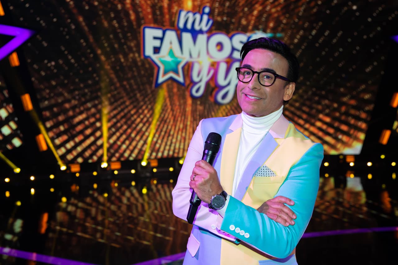 El conductor Adal Ramones también apareció muy fresco, con un traje casual pero también en colores pastel.