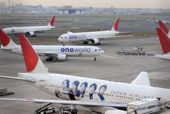 JAPAN AIRLINES. El 19 de enero de 2010, la junta directiva de la más grande aerolínea de Asia declaró la quiebra. Tras la declarativa, el gobierno del país nipón ayudó con un plan de reestructuración a la empresa para que pudiera seguir operando. 