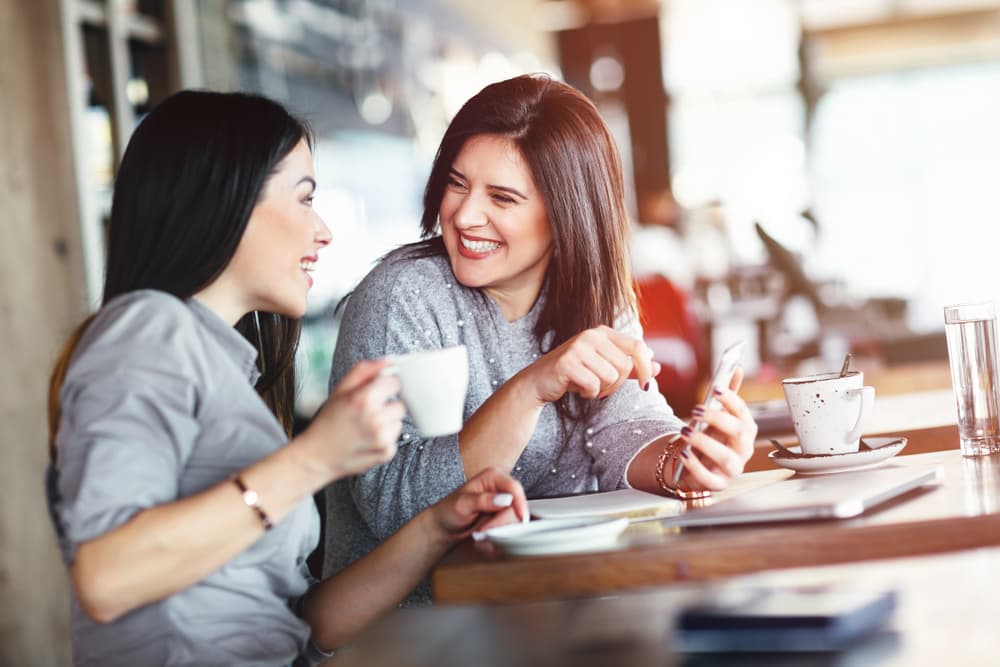 <b>Libra</b>
<br>Pasas horas hablando por teléfono o tomando un café, por eso te llaman la amiga social. No toleras estar sola, eres la mejor consejera y siempre quieres que los demás se sientan de maravilla en tus reuniones o fiestas que siempre están llenas de glamour.
<br>
<br>