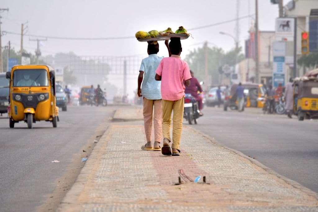 <h2 class="cms-H2-H2">6. Nigeria</h2>
<br>
<br>Con 218,985,699 habitantes, Nigeria es el sexto país más poblado del mundo. Más de 15 millones de personas en Lagos compiten por todo, desde la electricidad para iluminar sus hogares hasta las plazas en los abarrotados autobuses, a menudo para los desplazamientos de dos horas en cada sentido en esta megaciudad en expansión. Algunos niños nigerianos salen a la escuela a partir de las 5 de la mañana.