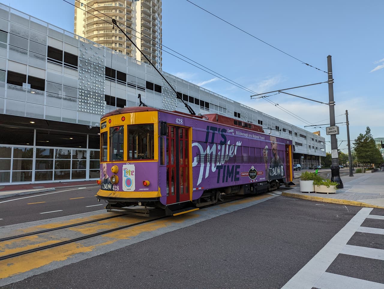 El tranvía o Streetcar de Tampa comenzó a funcionar en octubre de 2002 y tuvo una ampliación de 0.3 millas para sumar las 2.7 millas actuales que tiene la ruta.