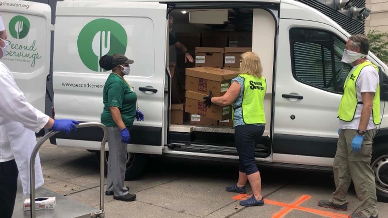 Second Servings es una organización sin fines de lucro de Houston que recolecta alimentos ya preparados antes de que sean desechados y los donan a aquellas personas que más lo necesitan.