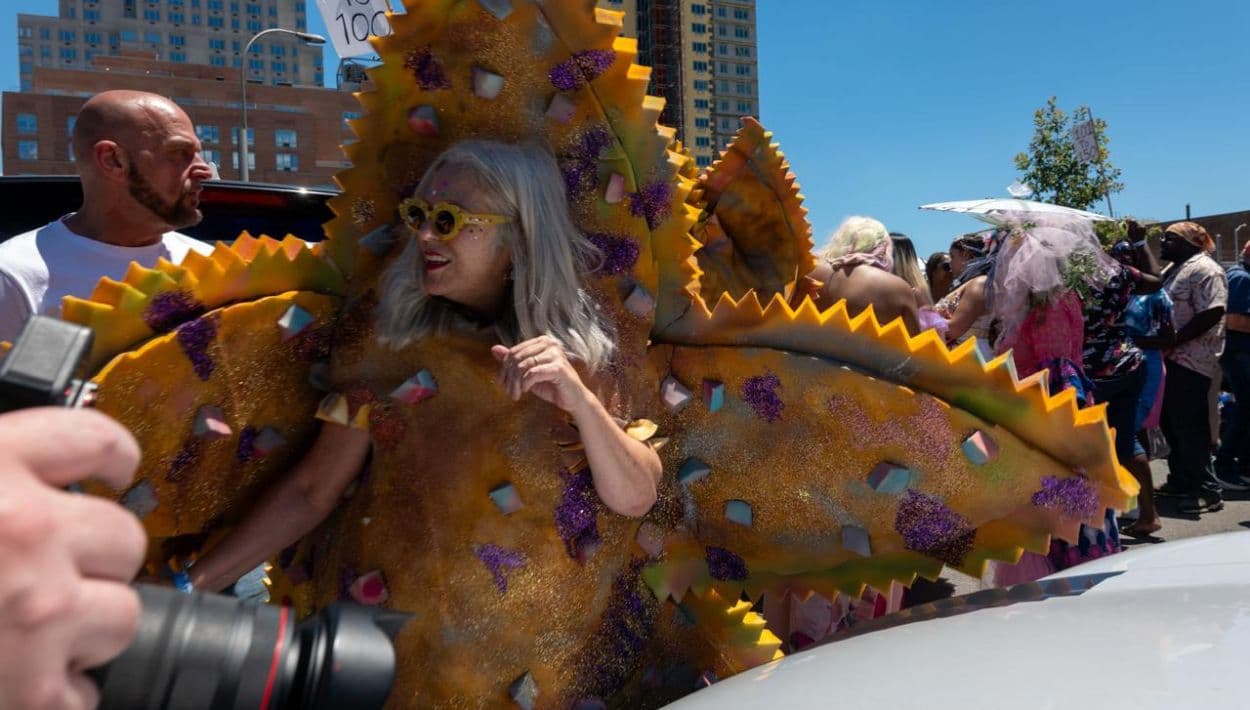 El desfile cuenta con todo tipo de participantes y espectáculos, desde los tradicionales Rey Neptuno y Reina Sirena, las figuras principales de la celebración, hasta criaturas marinas fantásticas, sirenas y tritones como disfraces.
