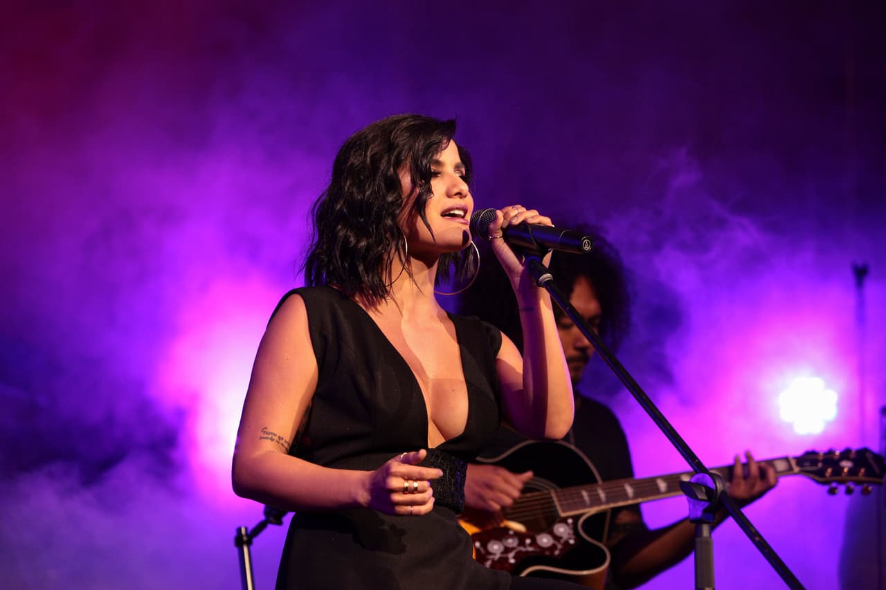 Por otro lado, Marta Liliana López, conocida como ‘Martina La Peligrosa’, fue la encargada de romper el hielo durante el show acústico e interpretó los temas musicales ‘Me voy’, ‘Sonríe Princesa’ y ‘Veneno por amor’.