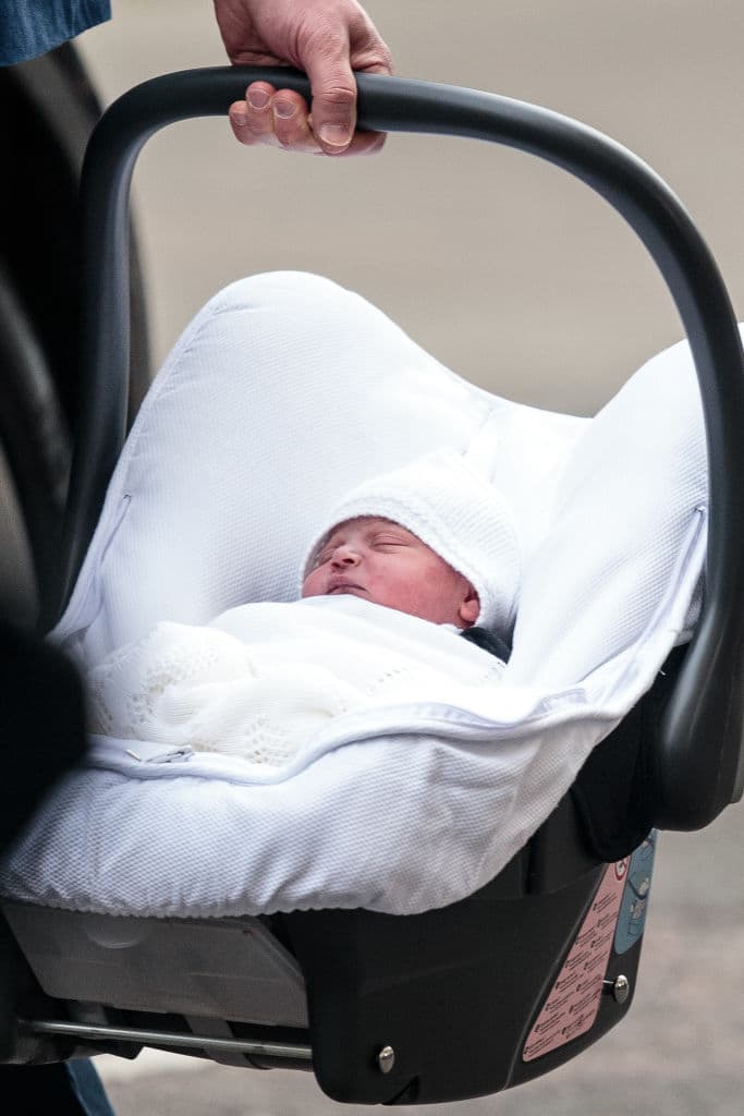 El bebé nació el 23 de abril a las 11:01 a.m. en el día de San Jorge y pesó 8lb 7oz. Es el heredero de la corona británica más pesado hasta el momento desde hace 100 años.