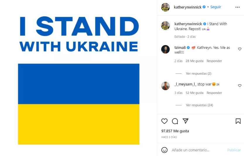 Uno de los retratos que más llamó la atención fue en el que aparece con el presidente Volodymyr Zelensky y la primera dama Olena Zelenska.