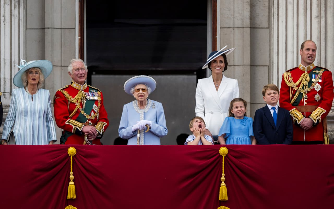 Britain's Queen Elizabeth along with members of the Royal Family watches the special flypast by Britain's RAF (Royal Air Force) from Buckingham Palace balcony following the Trooping the Colour parade, as a part of her platinum jubilee celebrations, in London, Britain June 2, 2022. Paul Grover/Pool via REUTERS