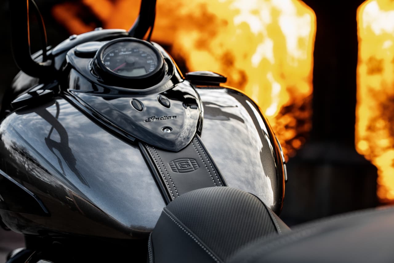 Los acabados que simulan la textura de la madera de los barriles están ubicados en el tanque de gasolina…