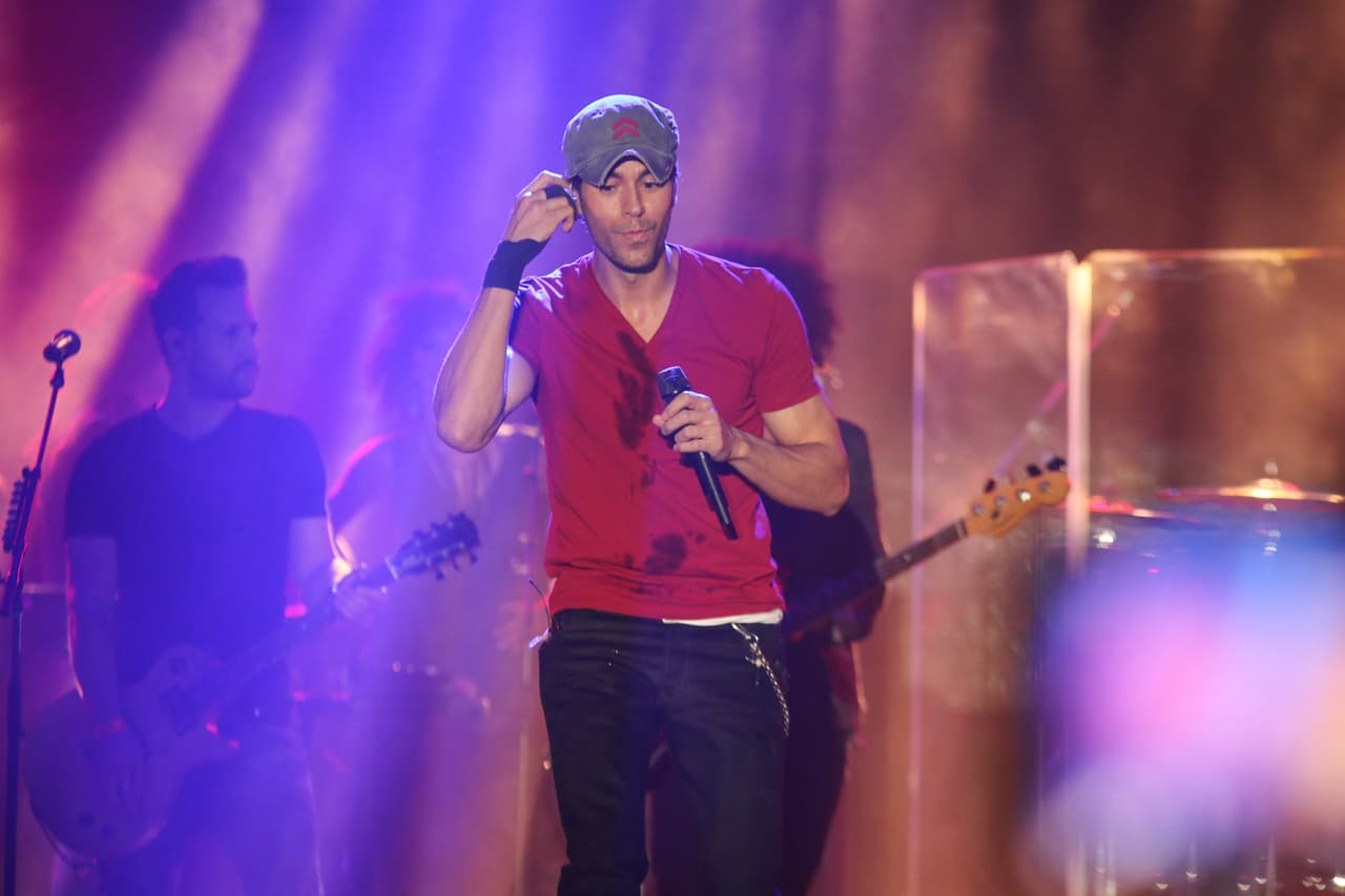 El ídolo español estuvo muy atento a los piropos de cada uno de sus fans.