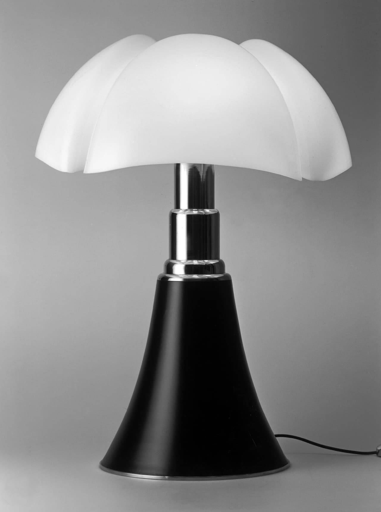 Lámpara Pipistrello, Gae Aulenti para Martinelli, 1965 | Triennale Design Museum