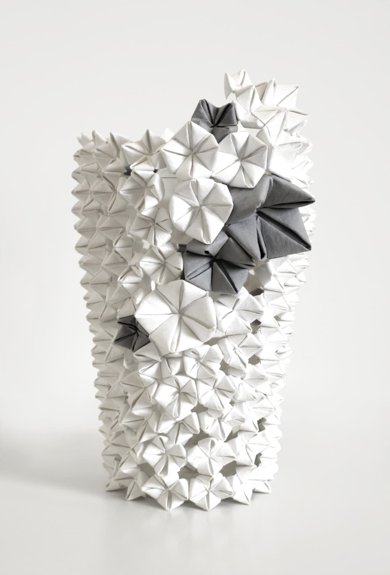 Forro para florero en origami, Elena Salmistraro, 2010 | Triennale Design Museum