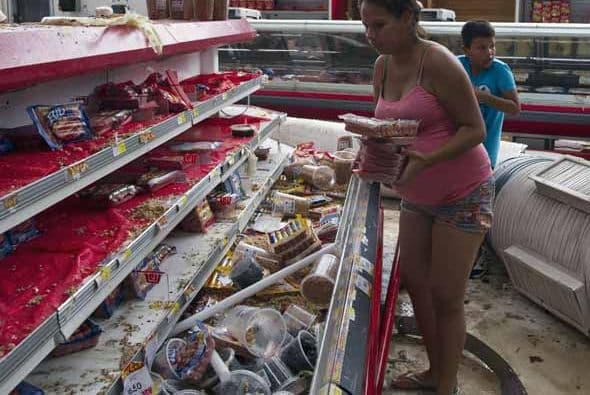 Autoridades en Cabo San Lucas afirmaron plan de seguridad con 'mano dura' condra los saqueos en las zonas devastadas por el paso de Odile. Gobierno de Estados Unido habilitó los siguientes números de contacto para información relativa a ciudadanos americanos extraviados en el área de la península de Baja California en México. Desde U.S. & Canada: 1-888-407-4747 Desde el extragero: 1 202-501-4444 Email: OdileEmergencyUSC@state.gov