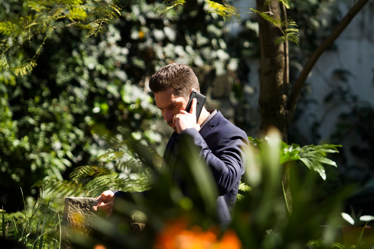 Yáñez aceptó y habló con John para informarle que no había capturado a Yolanda.