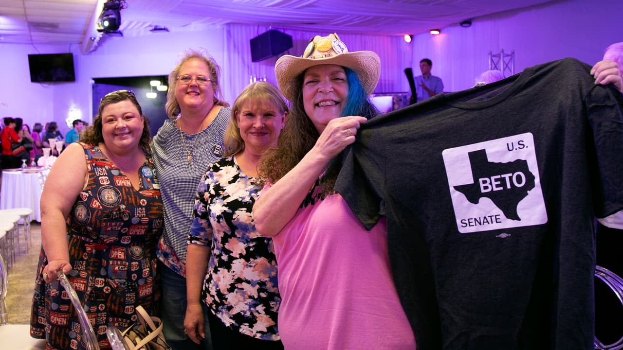 A la pregunta sobre qué les gusta de O'Rourke, estas cuatro amigas contestan: "Lo que más nos gusta es que no es Ted Cruz" y se rien a carcajadas. Luego en tono más serio dicen que les encanta porque es honesto, inteligente, responde preguntas y tiene en cuenta al estadounidense del común.