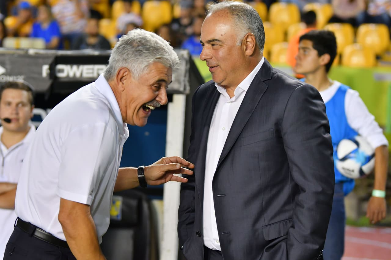 El encuentro entre los técnicos Ricardo Ferretti de Tigres (izquierda) y Guillermo Vazquez (derecha) antes de iniciar el encuentro de la
<a href="https://www.univision.com/deportes/futbol/liga-mx/*">Liga MX</a>.