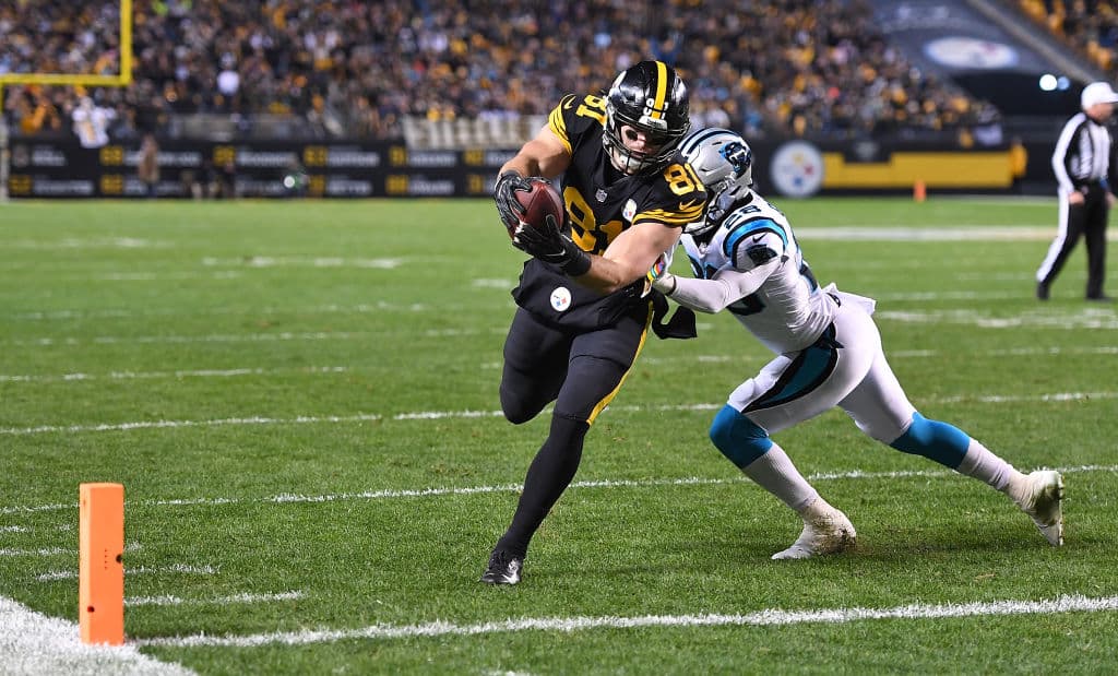 A 18 segundos de acabar el tercer cuarto, Roethlisberger se conectó con su otra ala cerrada, Jesse James, en pase de 8 yardas para acrecentar la paliza a 45-14. El juego estaba liquidado a este punto.