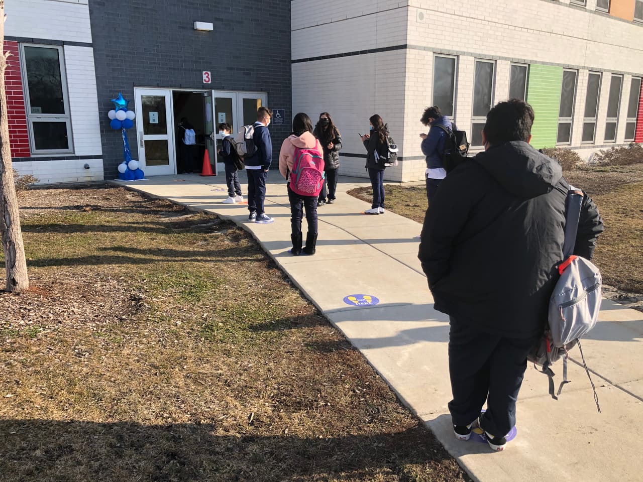 Aquellas familias que tengan dependientes menores de 17 años también podrán recibir un cheque de $1,400.