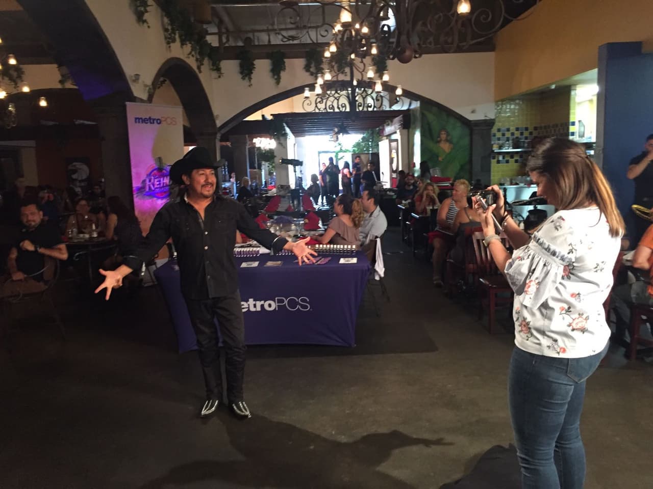 Andrés Maldonado de 'El Bueno, La Mala y El Feo' está muy emocionado por saber quién será 'La Reina de la Canción'.