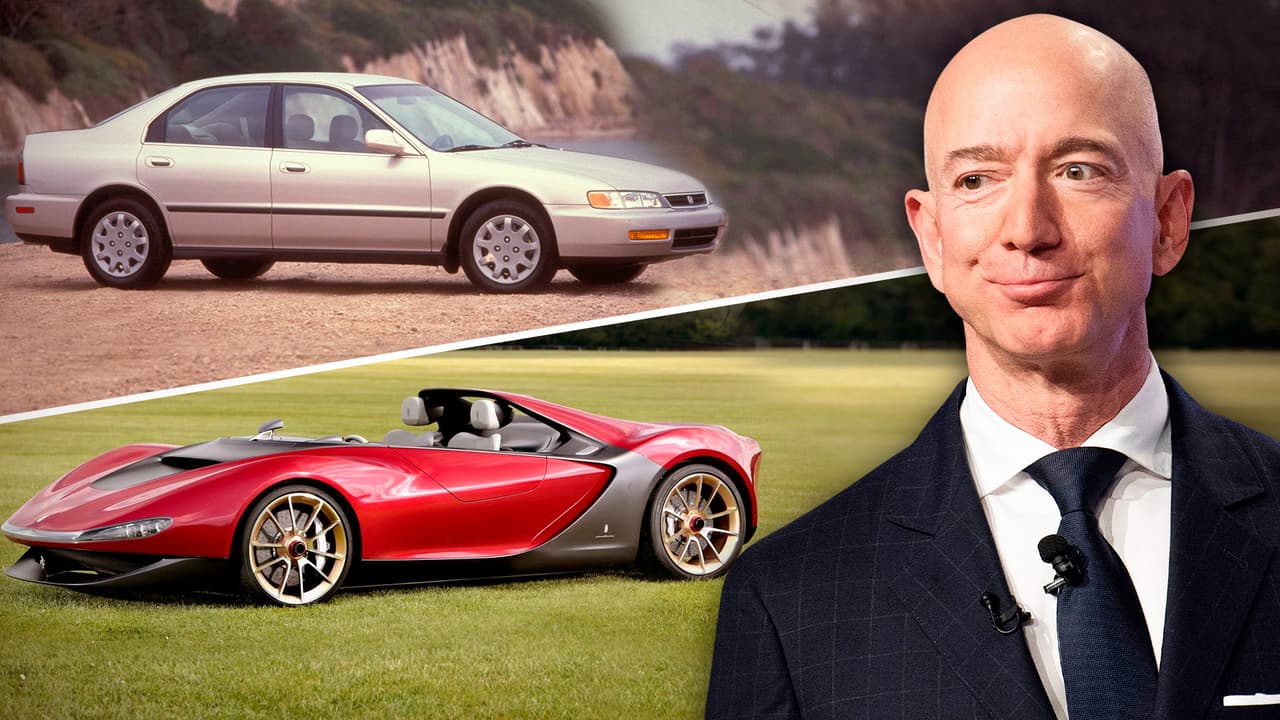 Con una fortuna de 211 mil millones de dólares,
<a href="https://www.univision.com/temas/jeff-bezos" target="_blank">Jeff Bezos</a> puede darse el lujo de adquirir cuantos carros desee sin importar que tan exclusivos o costosos sean.
<br>
<br>Sin embargo, no todos los integrantes de su garaje siguen estas características, pues algunos modelos son tan comunes que podrías encontrarlos en un lote de
<a href="https://www.univision.com/temas/carros-usados" target="_blank">carros usados</a>.
<br>
<br>Esta es su colección.